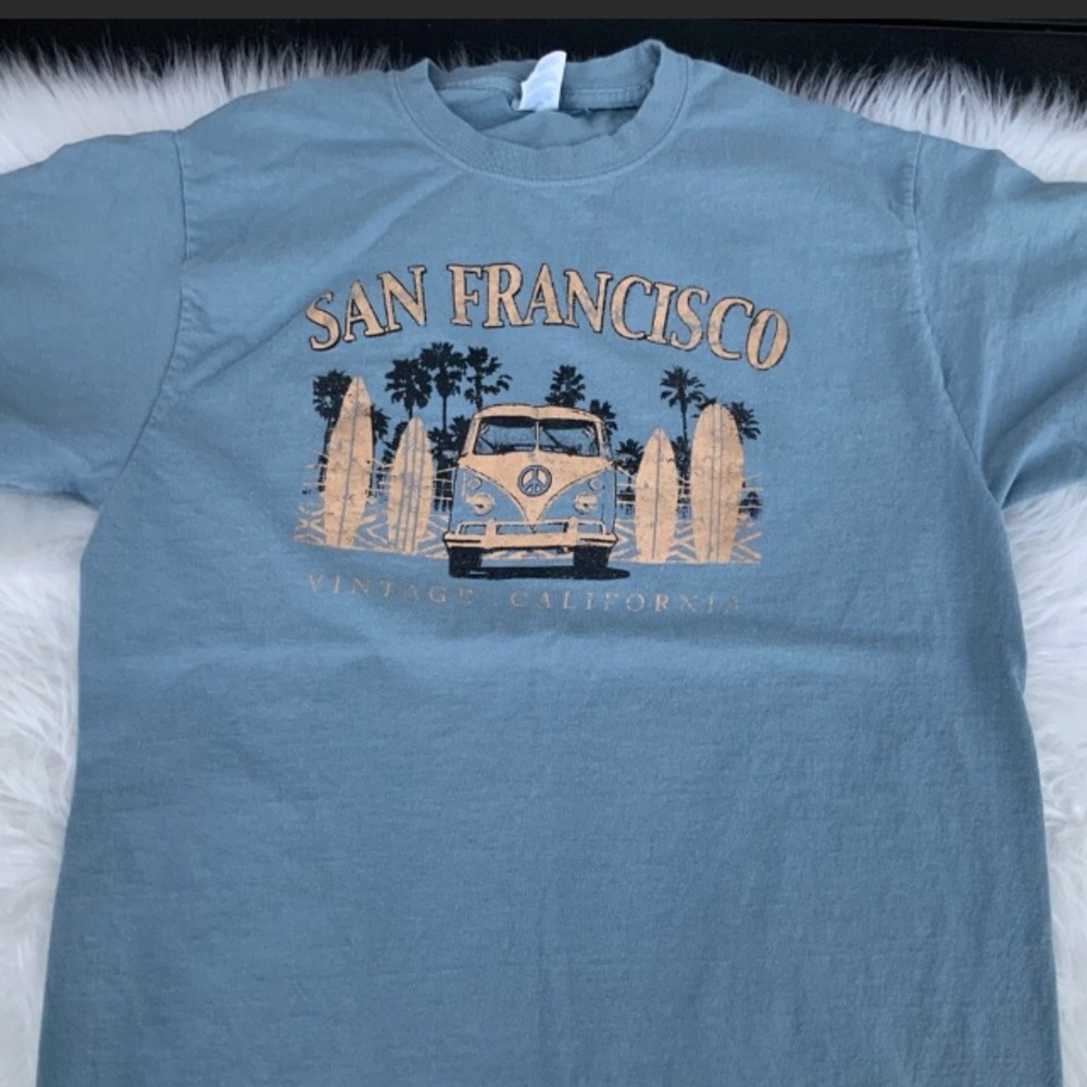 Size medium vintage t-shirt. Feel free to send me any offers !